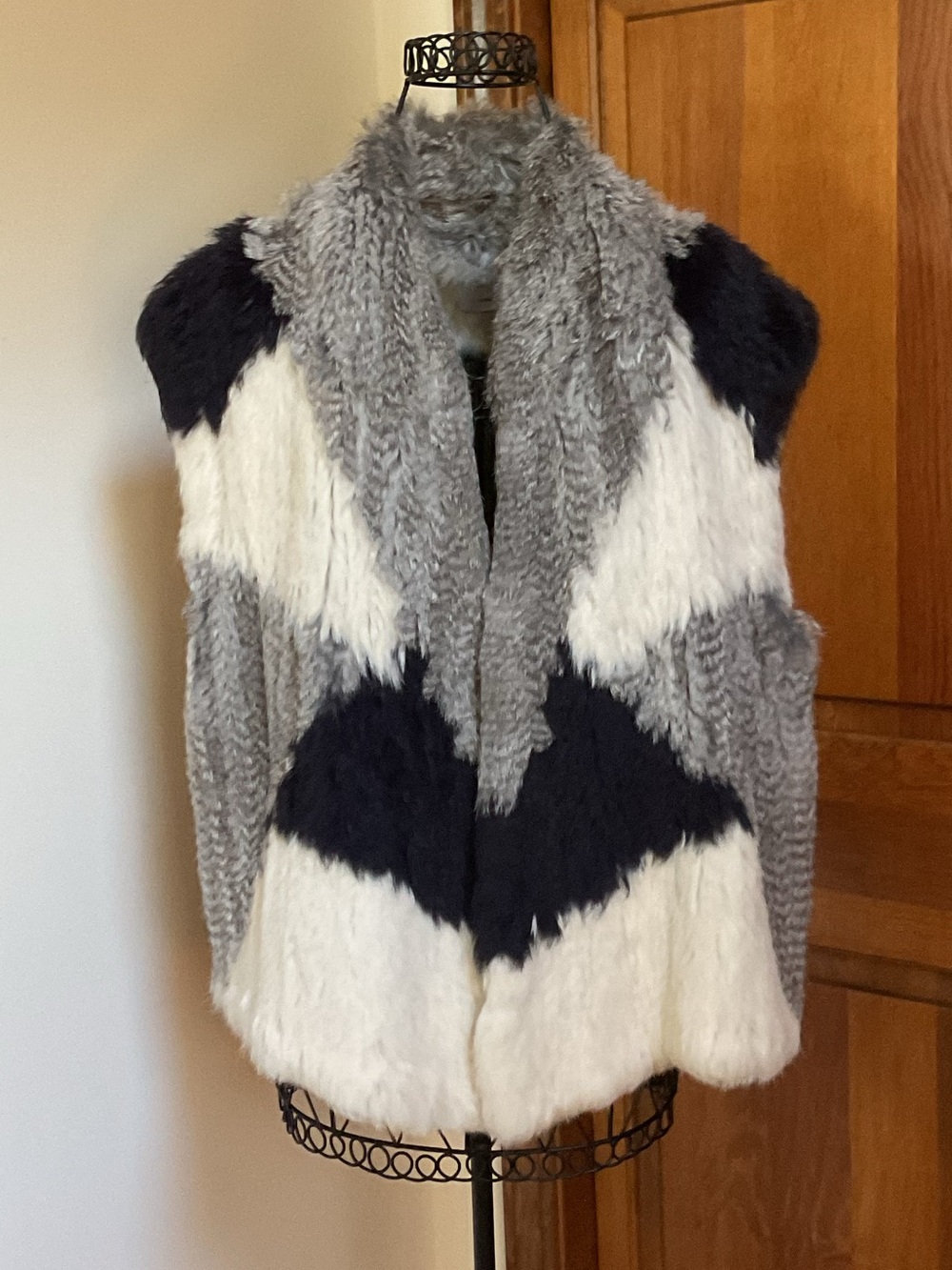 Vince 100% Rabbit Fur vest - Picture 2 of 8